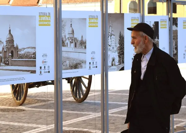 Panouri de afişaj asemănătoare celor de la Muzeul de Istorie, pe strada Republicii