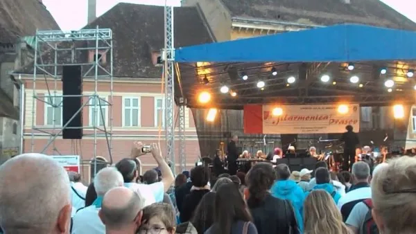 Filarmonica şi Opera, în Piaţa Sfatului