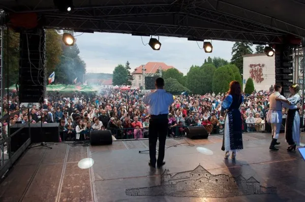 Festivalul Naţional de Folclor al Copiilor Institutionalizaţi, la Cetatea Făgăraşului