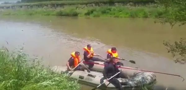 Apele şi-au luat primul tribut al verii: un adolescent înecat la Ghimbav, doi braşoveni căutaţi de trei zile în adâncurile Oltului