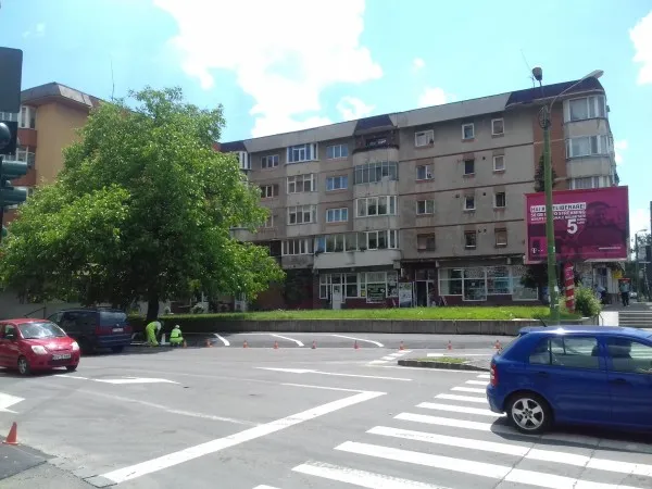 Au dispărut bordurile de pe Pavilioanele CFR. Au apărut „parcările în spic” pentru şoferii care oricum parcau pe trotuar