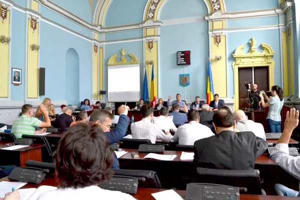 Schimb dur de replici în CJ despre aeroport şi datul cu părerea