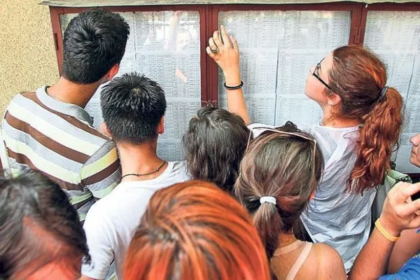 Evaluarea Naţională, între extreme la Braşov: 16 elevi de nota 10,00 şi  38 de lucrări de 1 „curat”