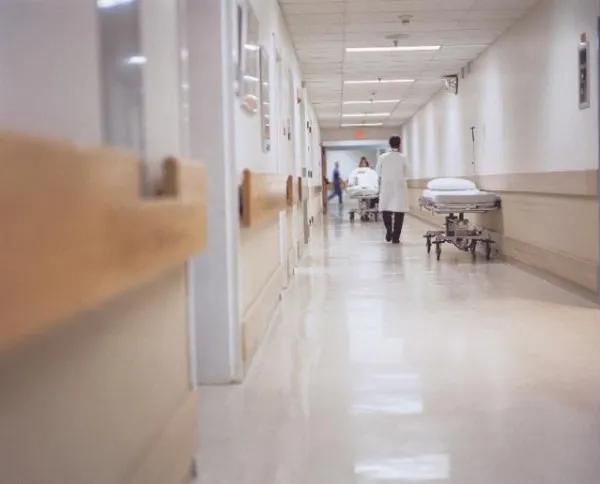 Stare de alertă la Braşov după ce un licean de  17 ani a murit de meningită, iar alţi 7 colegi de-ai lui sunt în spital. Directorii din Sănătate şi IŞJ, convocaţi la Prefectură