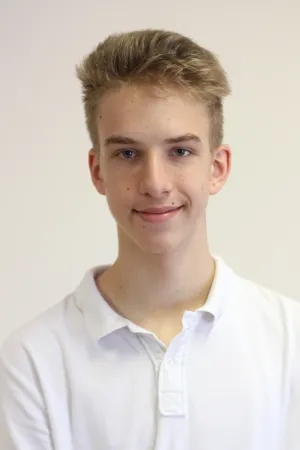 „Un elev cu o putere de concentrare deosebită”. El e adolescentul care a pus în premieră Râşnovul pe podium la Evaluarea Naţională