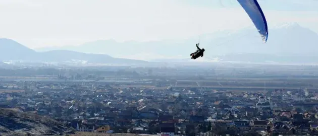 A căzut cu parapanta pe Dealul Lempeș