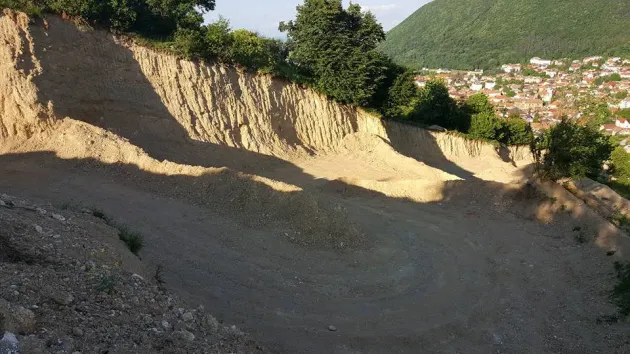 Sub nasul Primăriei! Un bucureştean vrea să construiască ilegal 1.750 de apartamente în Şcheii Braşovului