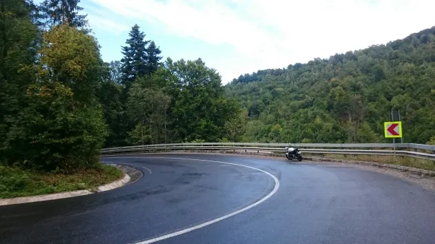 Un cuplu din Turcia şi-a sfârşit vacanţa la spital. Luaţi cu targa de pe DN73A după ce s-au răsturnat cu motocicleta