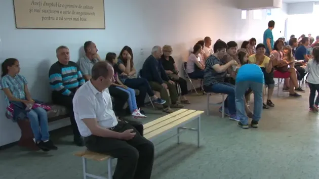 A început lunga vară fierbinte la Paşapoarte