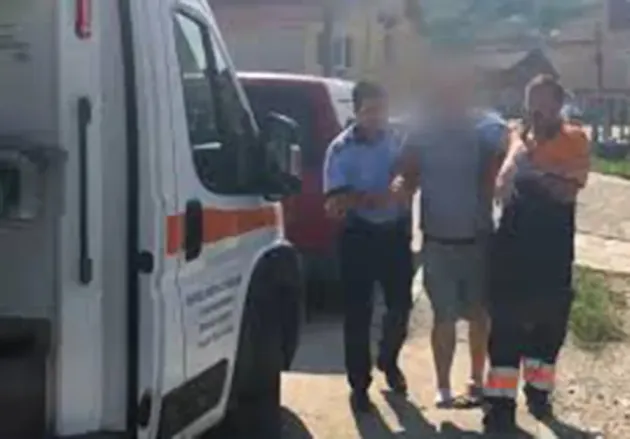 Din „dragoste de tată”, i-a rupt cămaşa poliţistului