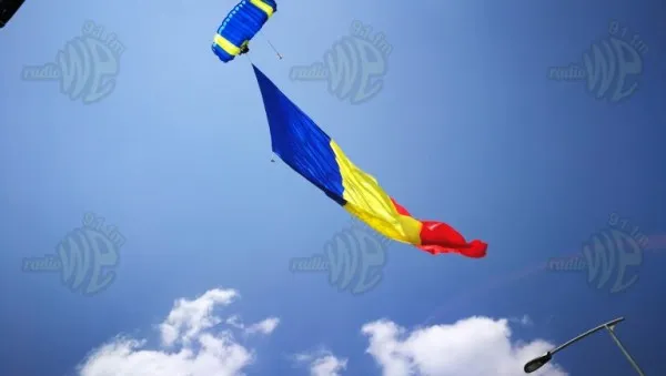 Piloţii şi paraşutiştii din Braşov au ridicat tricolorul la cer, azi, la Sfântu Gheorghe