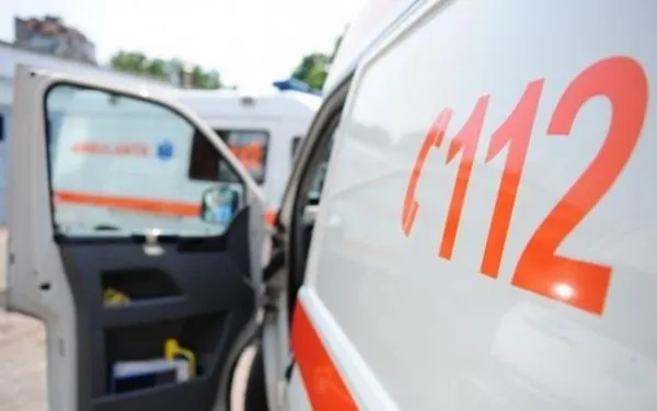 Fetiță de 5 ani, rănită grav după ce a căzut dintr-o mașină 
