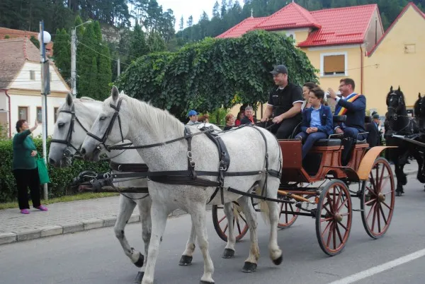 Râșnovul a intrat în sărbătoare, cu sute de oameni la parada de deschidere