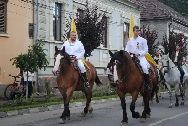 Juni între consilieri, au deschis călare Zilele Orașului Râșnov
