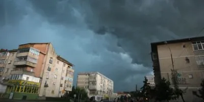 Până miercuri, Cod galben de vijelii şi ploi în judeţul Braşov