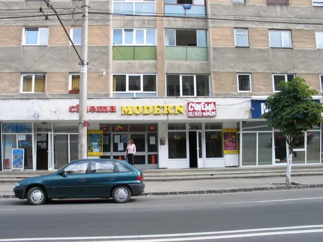 Primul semn de readucere la viaţă a Cinematografului Modern. Se adună mizeria rămasă de pe urma cluburilor şi a barurilor