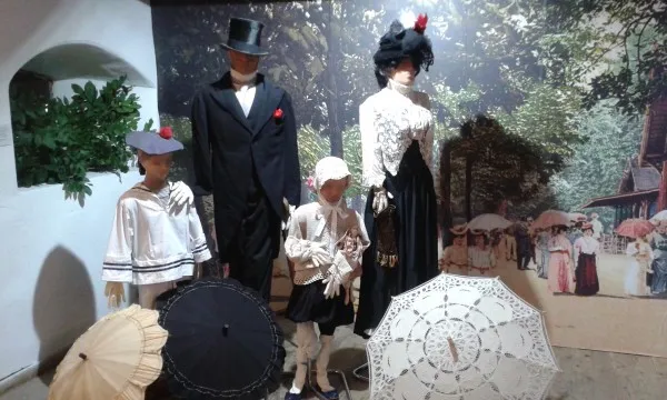 Pe promenadă, cu eleganţă şi cochetărie