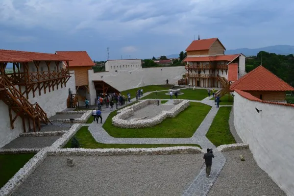 Redescoperiţi Cetatea Feldioara!