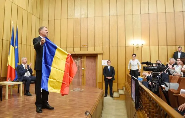 Iohannis a primit un steag secuiesc, în Harghita. Era pregătit, aşa că a oferit şi el un steag al României
