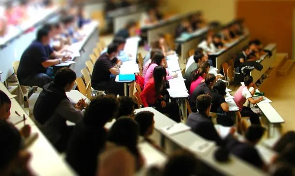 Pensii mai mari pentru românii cu masterate 