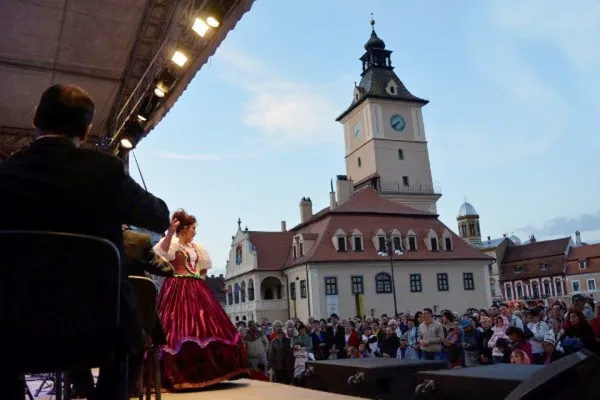 Bulibăşeală la Primărie: Opera Braşov, pusă pe „hold” pentru concertul din Piaţa Sfatului pentru că mai este programat un eveniment