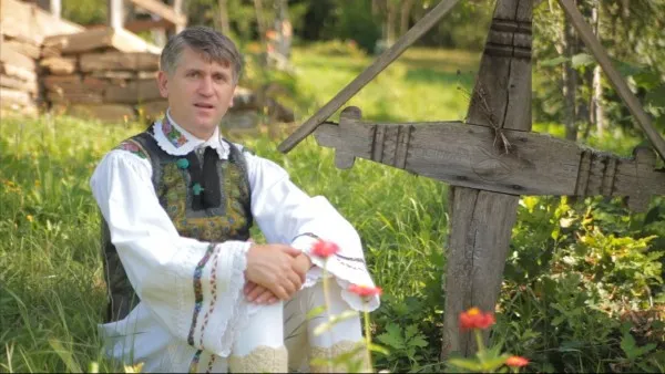 O escortă masculină de lux povesteşte la tv aventuri de la Braşov cu  preotul Cristian Pomohaci