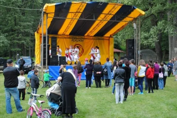 Muzică, dans și teatru de păpuși la Maialul râșnovean din „Promenada Sisi”