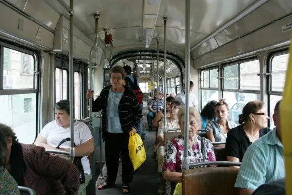 Pensionarii care au venituri mai mici de 1.200 de lei vor putea circula gratuit pe mijloacele de transport în comun