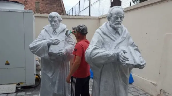 Două statui dărâmate de comunişti revin în centrul istoric din Codlea