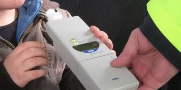 Sub aburii alcoolului, n-a cedat trecerea și a izbit un camion