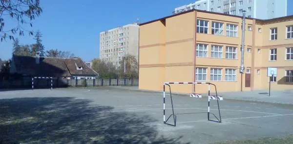 „Fără lacăt pe curtea şcolii!”