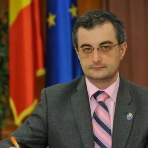 „Mai studiază Constituţia, domnule Tudose!”