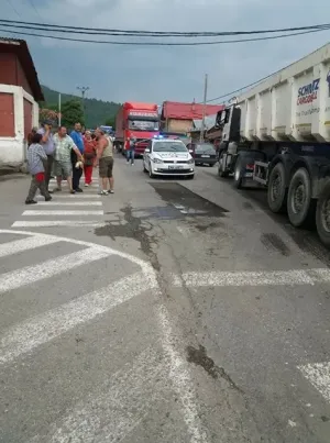O fetiţă de 11 ani din Săcele a murit lovită de un TIR  