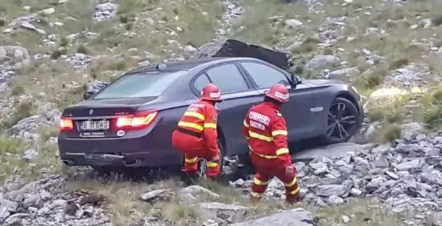 Le-a ajuns mașina în râpă în timp ce se fotografiau pe Transfăgărășan