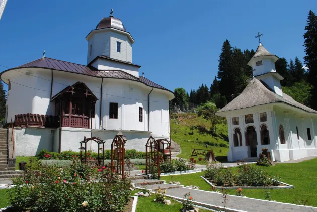 IPS Laurenţiu va sfinţi începutul lucrărilor de restaurare la biserica nouă de la Mănăstirea Predeal