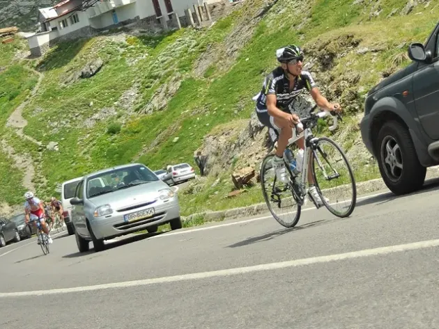 Trafic închis şi restricţionat vineri pe Transfăgărăşan pentru desfăşurarea Turului Ciclist al Sibiului