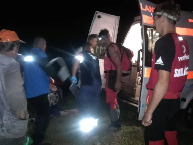 Rănit la picior, salvat în miez de noapte din munți