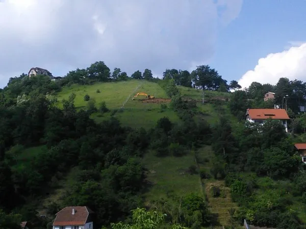 Proprietarul terenului pe care s-a tăiat drumul de pe Dealul Warhe riscă dosar penal