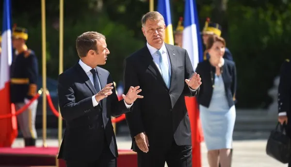 Ce a primit Macron de la Iohannis: IAR Ghimbav va lucra 15 ani la elicopterul H215 produs de Airbus la Braşov