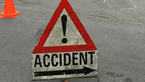 Băut bine la volan, s-a oprit într-un gard și a distrus o troiță