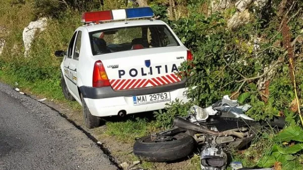 Urmărire finalizată cu accident: Maşina poliţiei la întrecere cu doi motociclişti