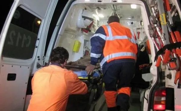 Accident ca-n filme pe strada Lunii: Maşină cu o femeie şi-un bebeluş, catapultată peste un pieton şi apoi într-un panou electric