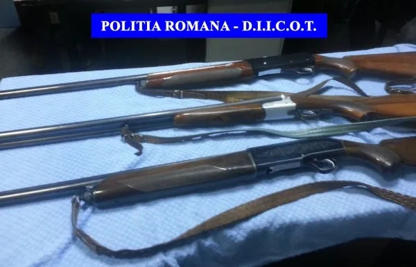 În arest, după ce au vândut arme de vânătoare furate din Italia
