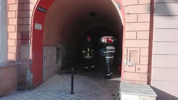 Piaţa Sfatului, `baie de fum` pentru turişti din cauza unui incendiu produs la un tablou electric