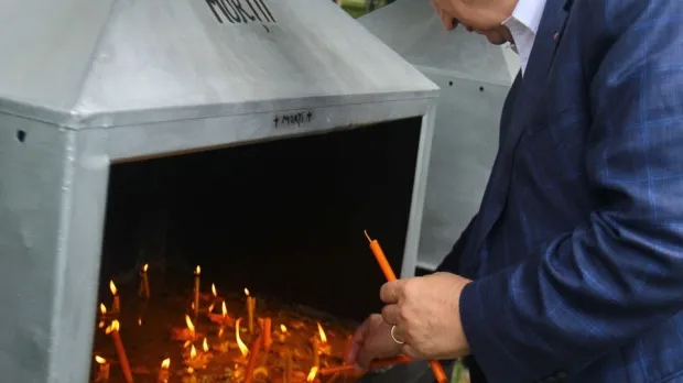 De ce se duc la mort două lumânări şi număr par de flori?!