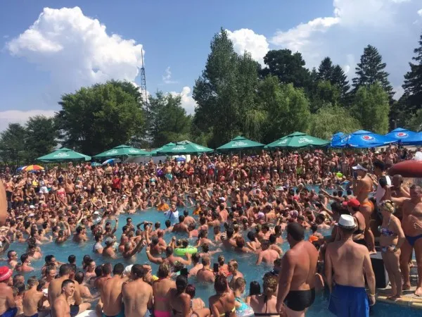 Hora în apă de la Făgăraş, peste 1,2 milioane de vizualizări pe Facebook