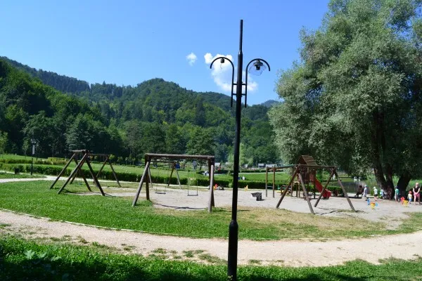 Globuri „anti-vandali” pe stâlpii „verzi” din două parcuri braşovene