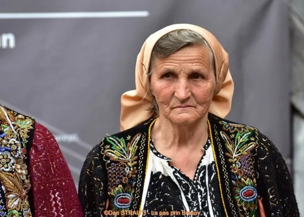 Povestea lui tanti Pepenica, artizana de 75 de ani care încă mai ţese la război