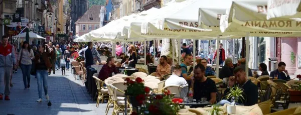 Turiştii străini au cheltuit peste 42 de milioane de euro, în primele şase luni, la Braşov