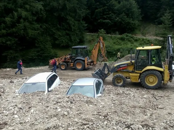 Mașini scufundate din cauza unei viituri, lângă Zărnești